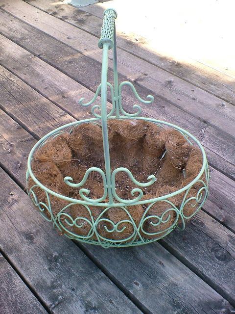 Garden Planter Makeover with spray paint and cocoa fibre
